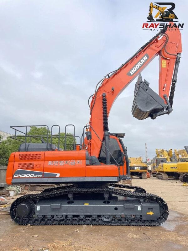 Used DOOSAN DX300 Excavator 30ton for sale Robust High-Load Power Delivery
